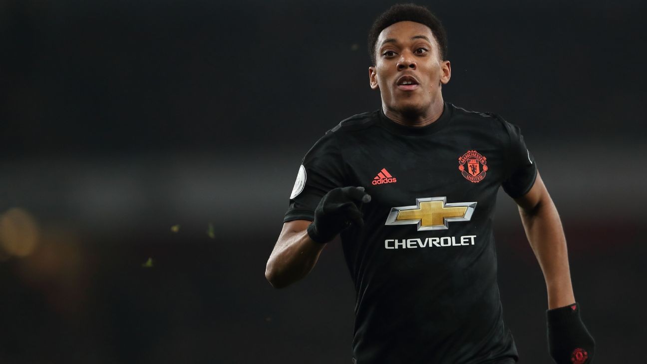 Man United's Martial, Lingard leave training after 15 minutes due to illness - sources