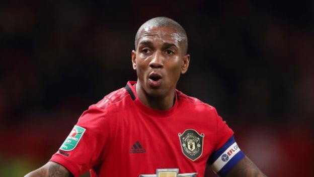 Ashley Young: Manchester United defender rejects one-year contract extension