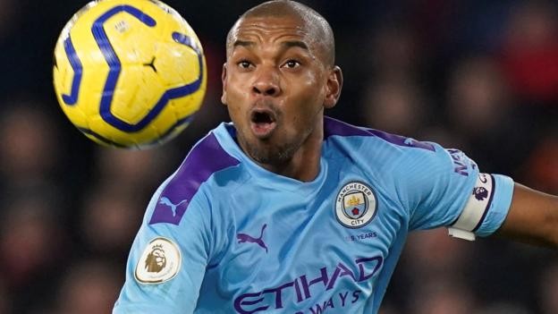 Fernandinho: Manchester City midfielder signs one-year contract extension