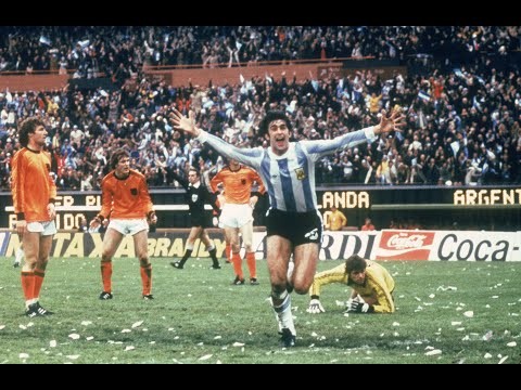 Mario Kempes visits FIFA Museum