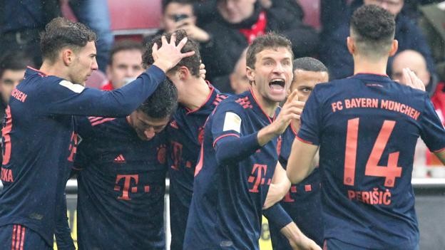 Bayern Munich beat Mainz to go top as title rivals draw