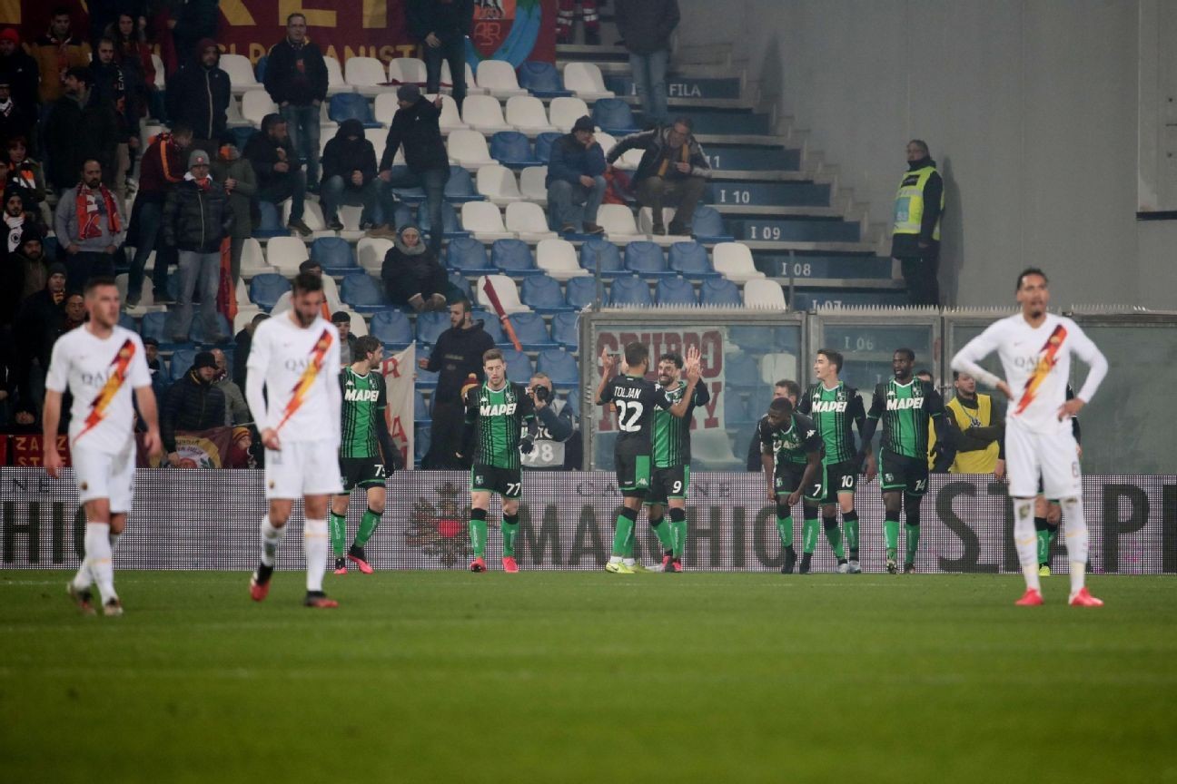 Roma fall to Sassuolo, lose grip on fourth as Pellegrini sees red