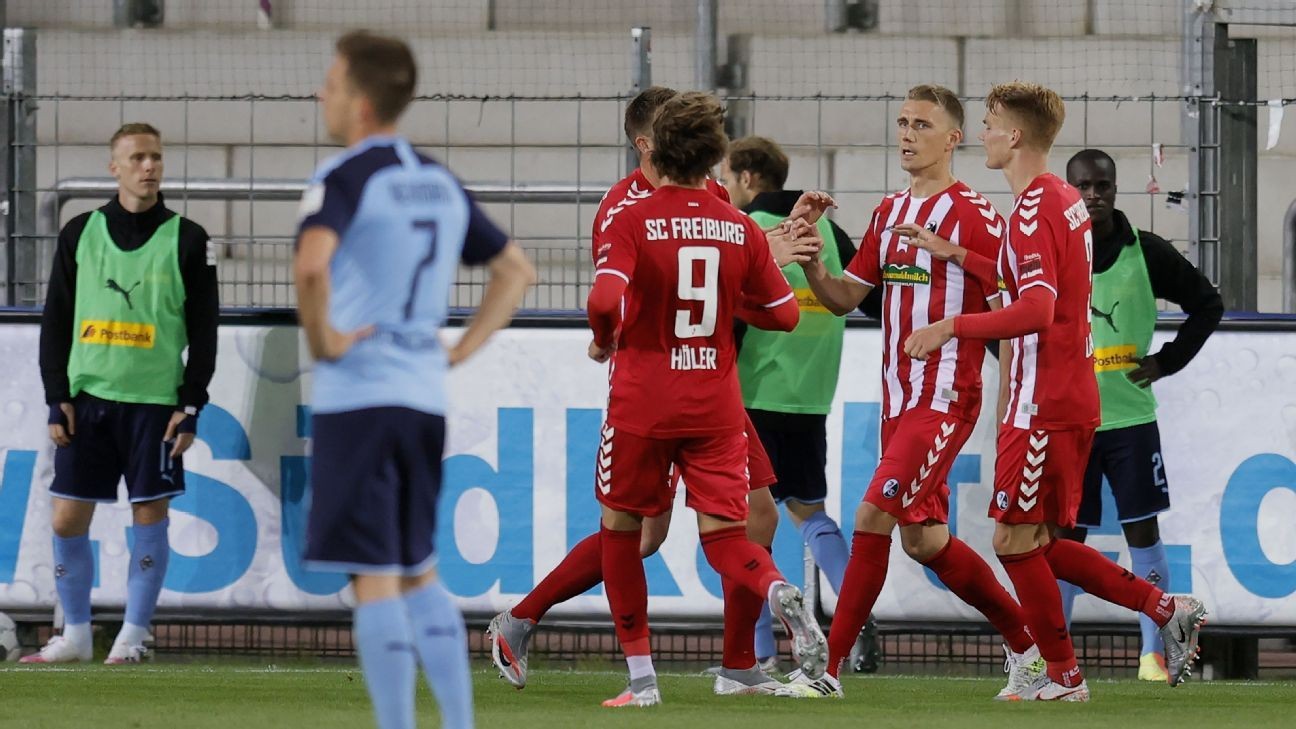 Petersen goal gives Freiburg 1-0 win over 10-man Gladbach