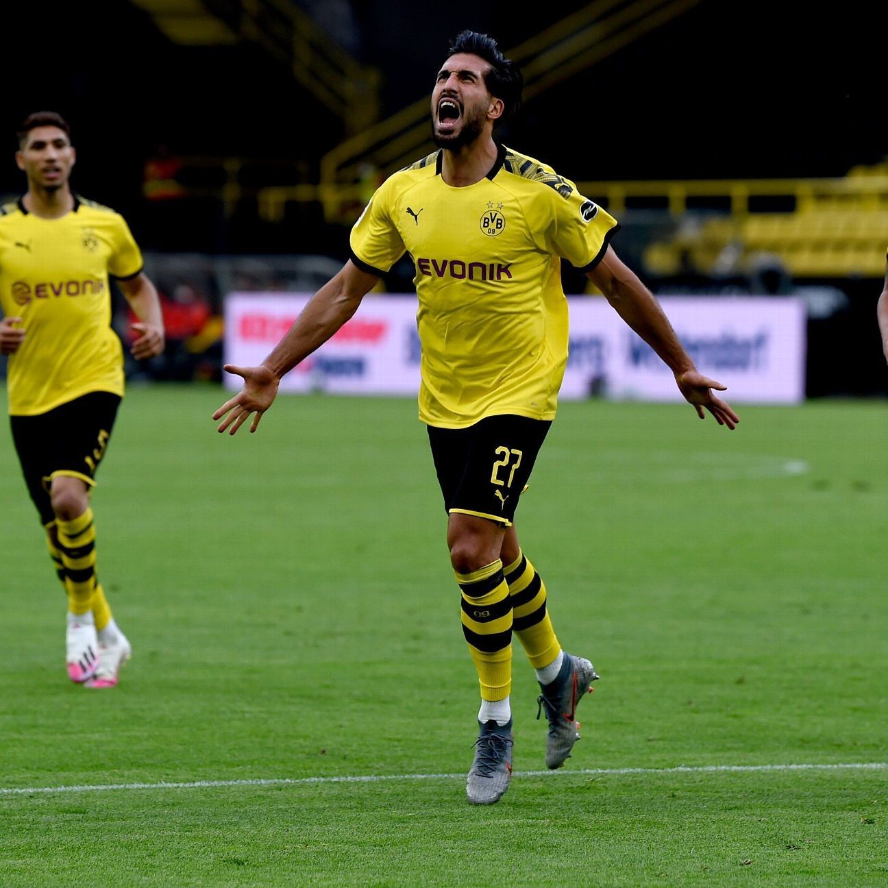Borussia Dortmund beat Hertha Berlin to keep pace with Bayern Munich
