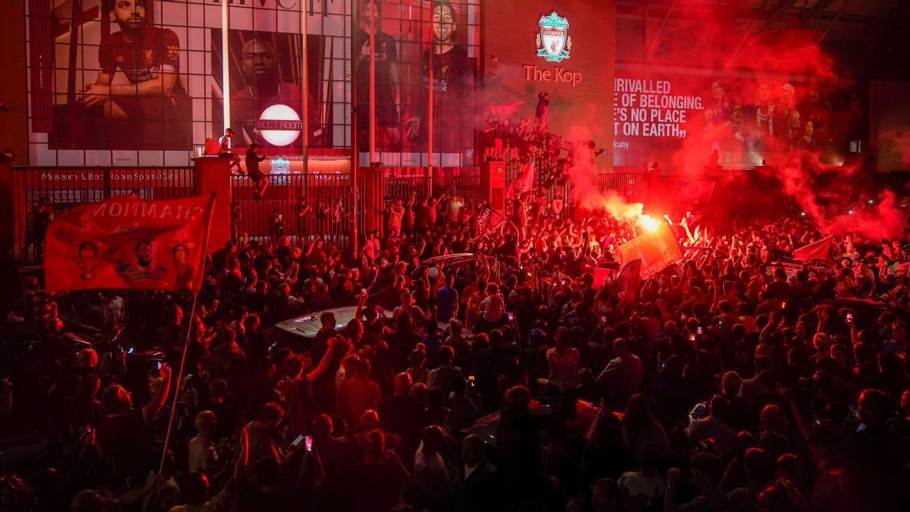 Police warn Liverpool fans as thousands celebrate