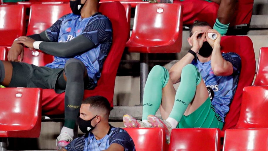 Gareth Bale Continues to Troll Real Madrid & Do Gareth Bale Things on Bench