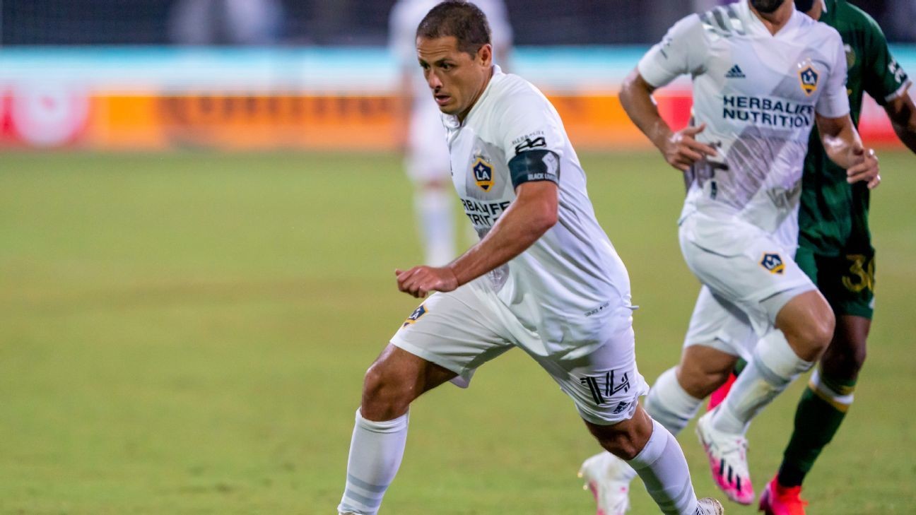 'Chicharito' exits MLS tourney with calf injury