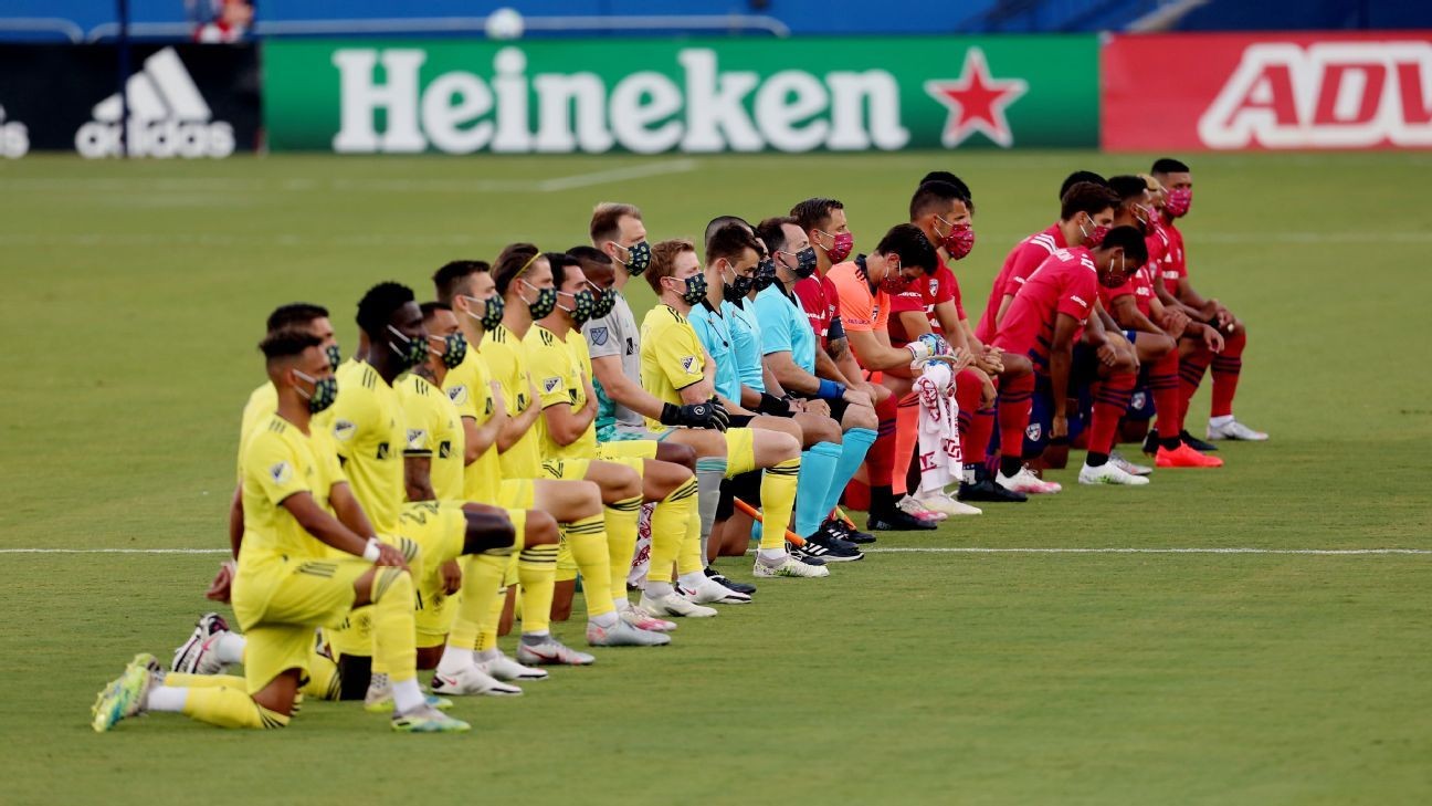 No players on field for anthem at Dallas-Nashville