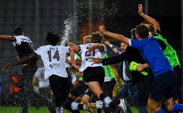 Spezia hold off Frosinone to earn first Serie A promotion