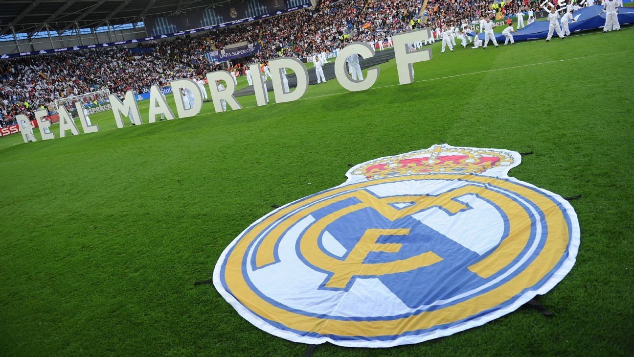 Icy runway traps Real Madrid players on plane
