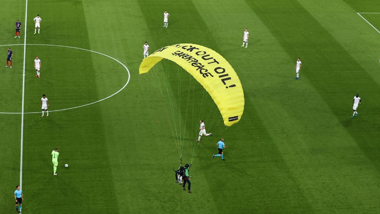 Several hurt as parachute crashes at Euro match