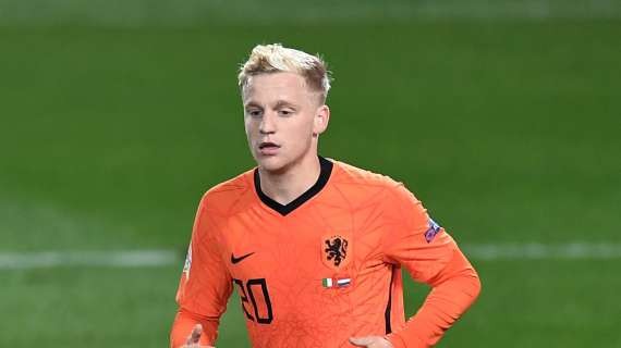 TRANSFERS - Barcelona could offer two players to sign Van de Beek
