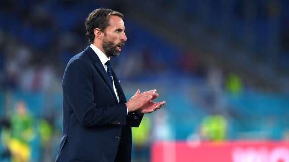 NATIONS - Gareth Southgate slips a small tackle to Jadon Sancho
