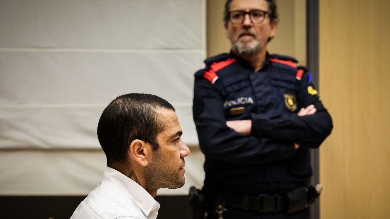 Sources: Alves doesn't post bail, in jail for weekend