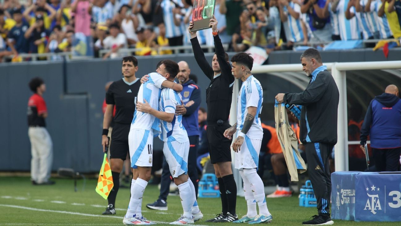 Scaloni to fans: 'Enjoy' Messi, Di Maria in the now