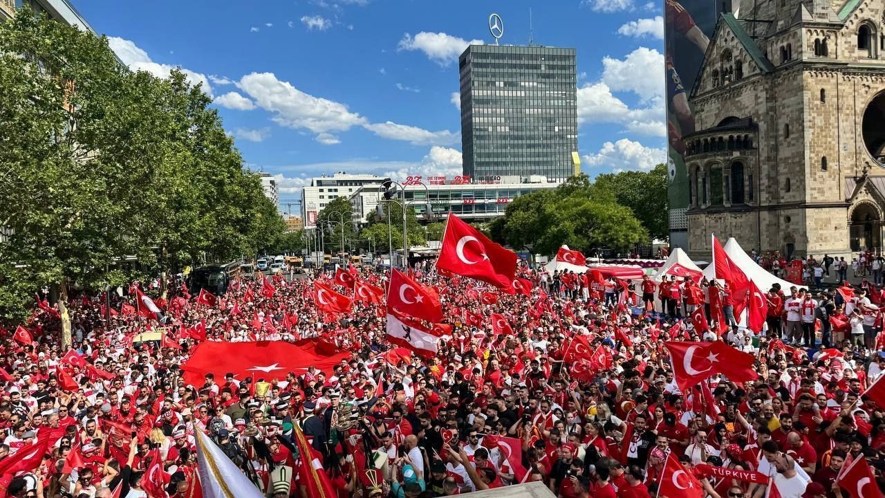 Turkey fans make controversial gesture before QF