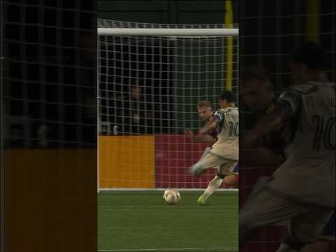 Evander SMOOTH finish to beat the keeper and score for @TimbersFC