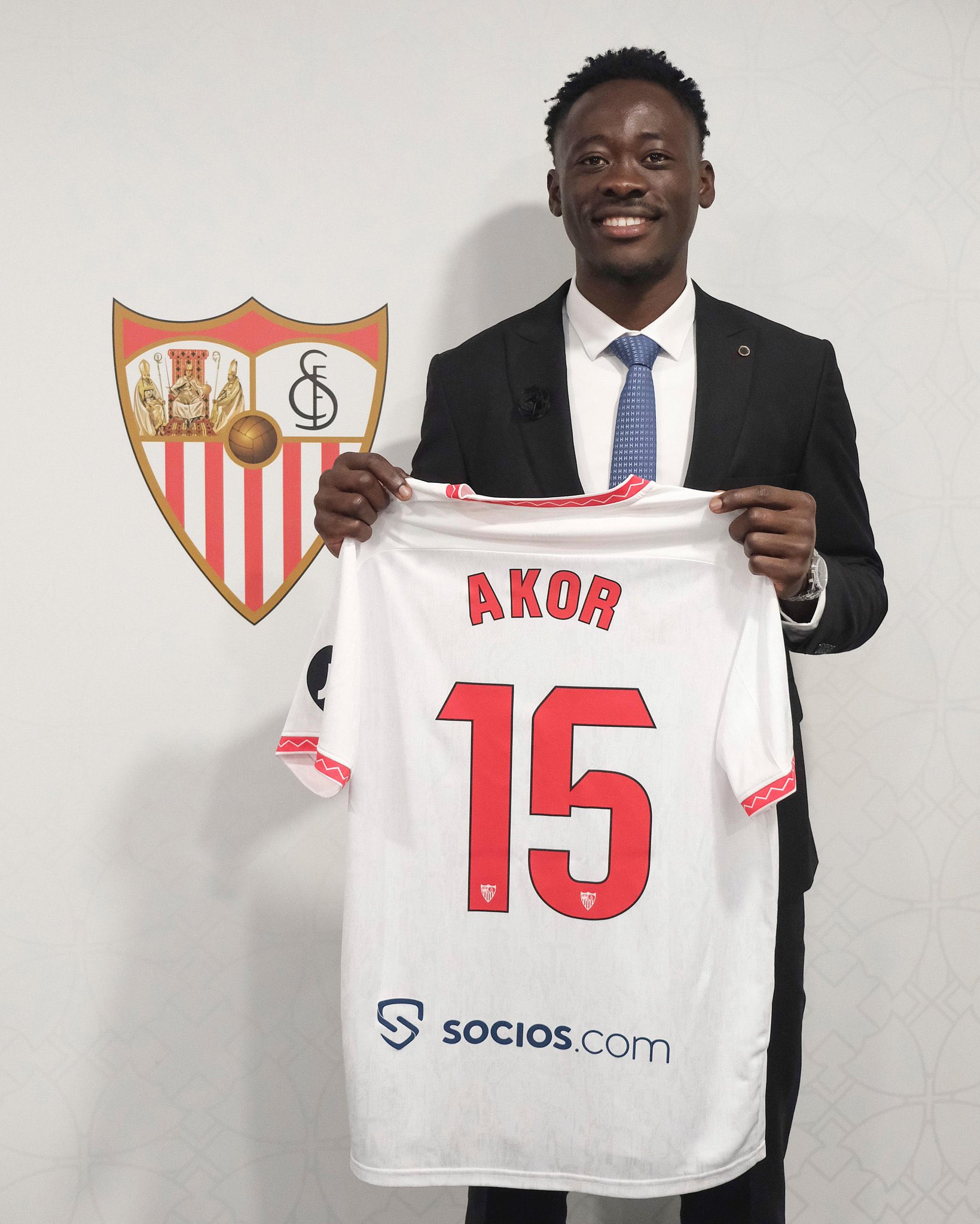 Official: Akor Adams completes move to Sevilla