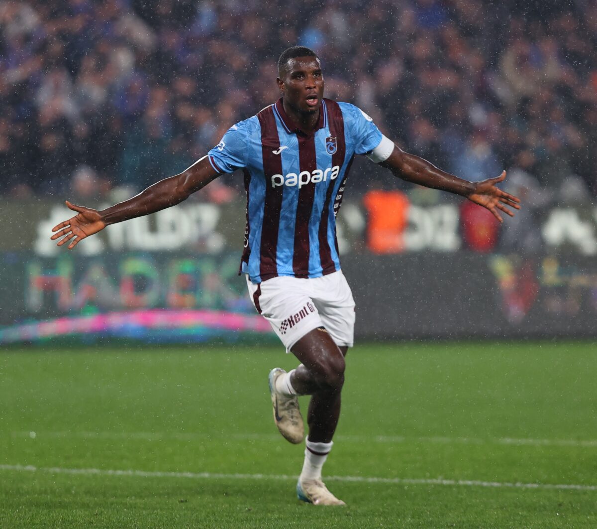 Onuachu Keen to Stay at Trabzonspor Amid Growing Transfer Interest